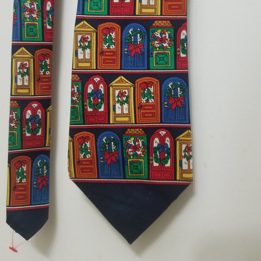 great gift: NWOT Andhurst wreathed doors silk Christmas tie